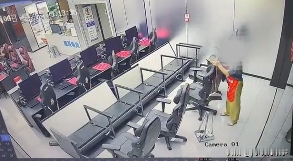 网吧阿姨推椅子撞倒一排电脑桌，心想：完了！老板肯定得骂我扣工资。结果，老板不但没