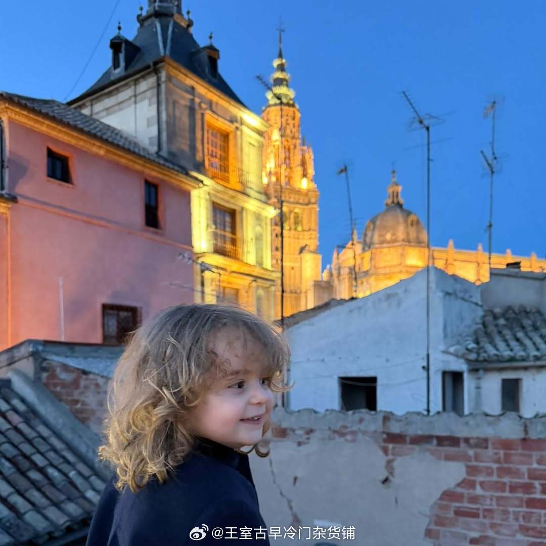 王室王室俄罗斯王室 丽贝卡晒娃，两个娃都好可爱鸭梨尤其好看，从出生到现在没拉胯过