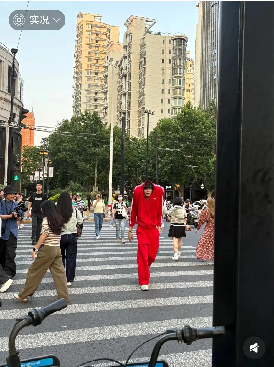这是向佐吗？可能这只是一场普通的行为艺术。我终于知道为什么向太觉得周星驰不好笑了