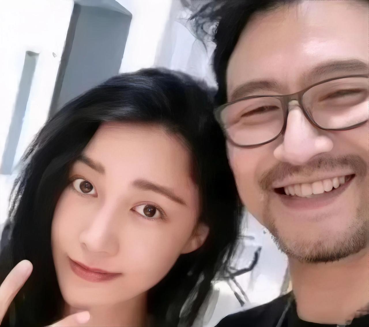 汪峰确实有他的个人魅力与魄力。与章子怡离婚并带着三个孩子，短时间内他就能吸引到一