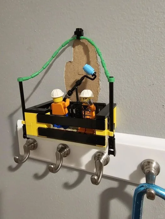 用乐高修复掉皮的墙，这创意绝了！