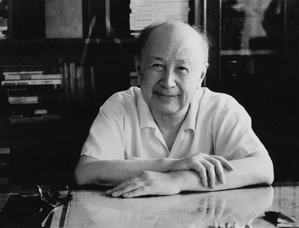 1960年11月5日，酒泉。一枚导弹竖在戈壁上，主任是张爱萍，技术上拍板的是钱学