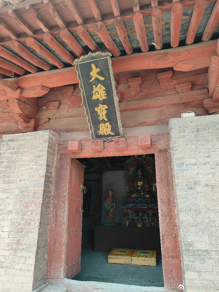 原起寺，传说唐玄宗夺回李家王朝后敕建，寓意回到大唐盛世原点。现在的殿建于天宝六年