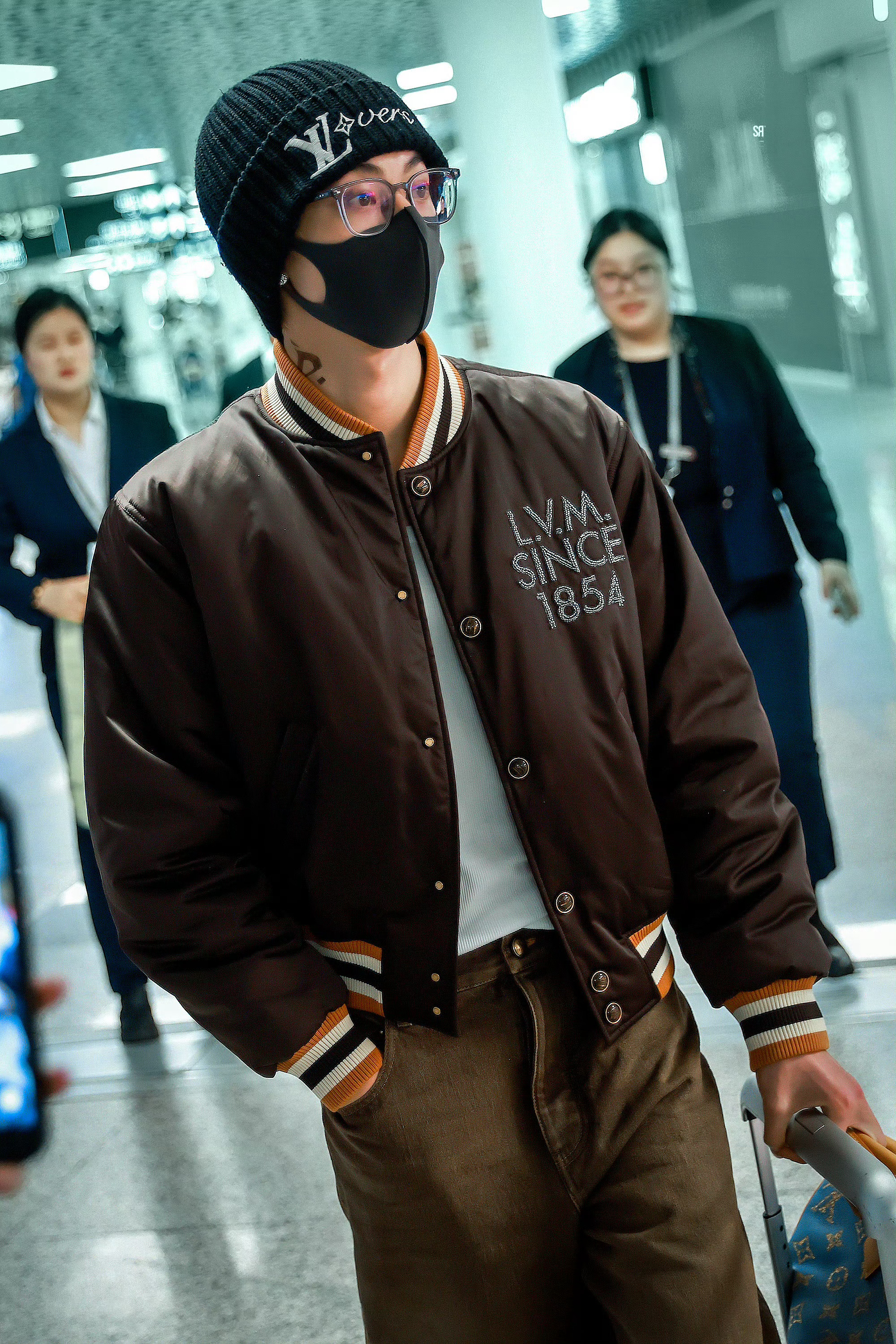 王鹤棣脖子纹身棣棣起落平安，期待巴黎之行顺利好运！鹤帝闪耀巴黎