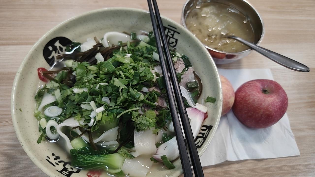 真正的富有
不是腰缠万贯，而是内心的丰盈与精神的自由。在这个物欲横流的时代，保持