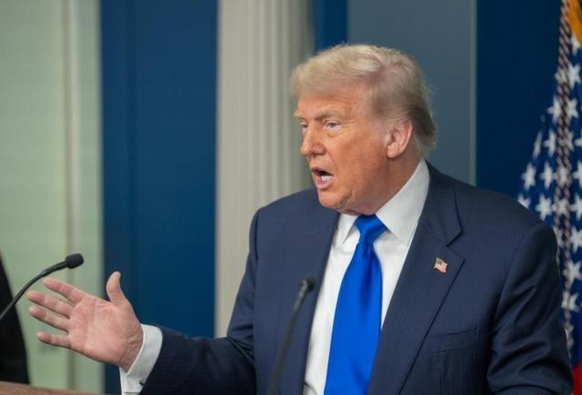 全世界都会看错一个人。这个人就是特朗普，被好多媒体塑造成一个低智、行为不正常、信