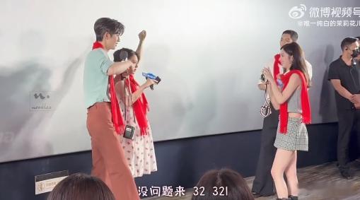 165190身高差拍照模板来了 被《樱桃琥珀》追剧团的互拍甜到了！张凌赫蹲下配合