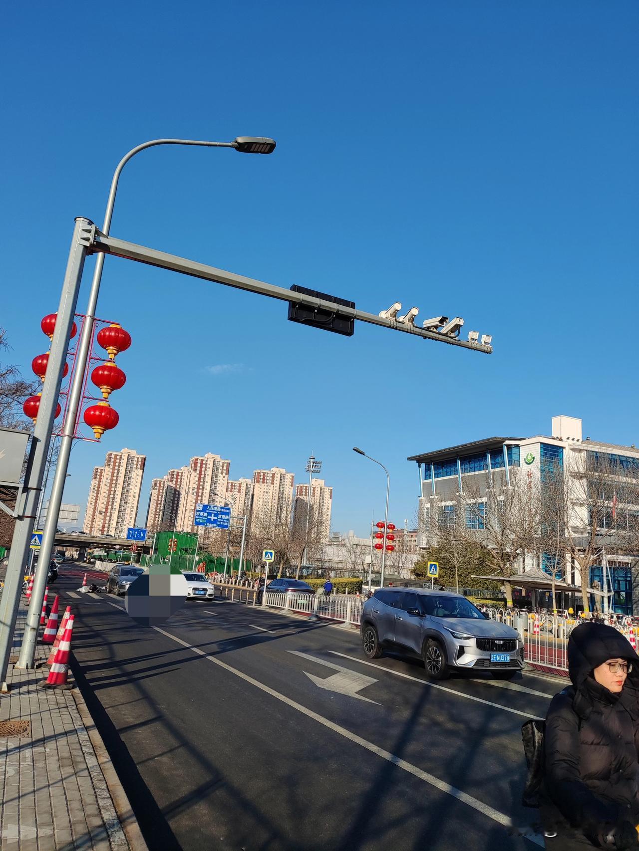 你说这平平坦坦标识明朗的路上就能碰到一起，其实挺不容易，肯定是不守规矩！