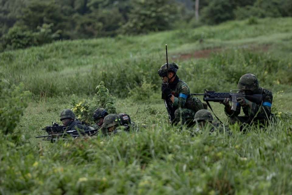 飞扬军事[超话] 泰国陆军近期一场演习中，士兵搭乘BTR-3E1装甲运兵车参训，