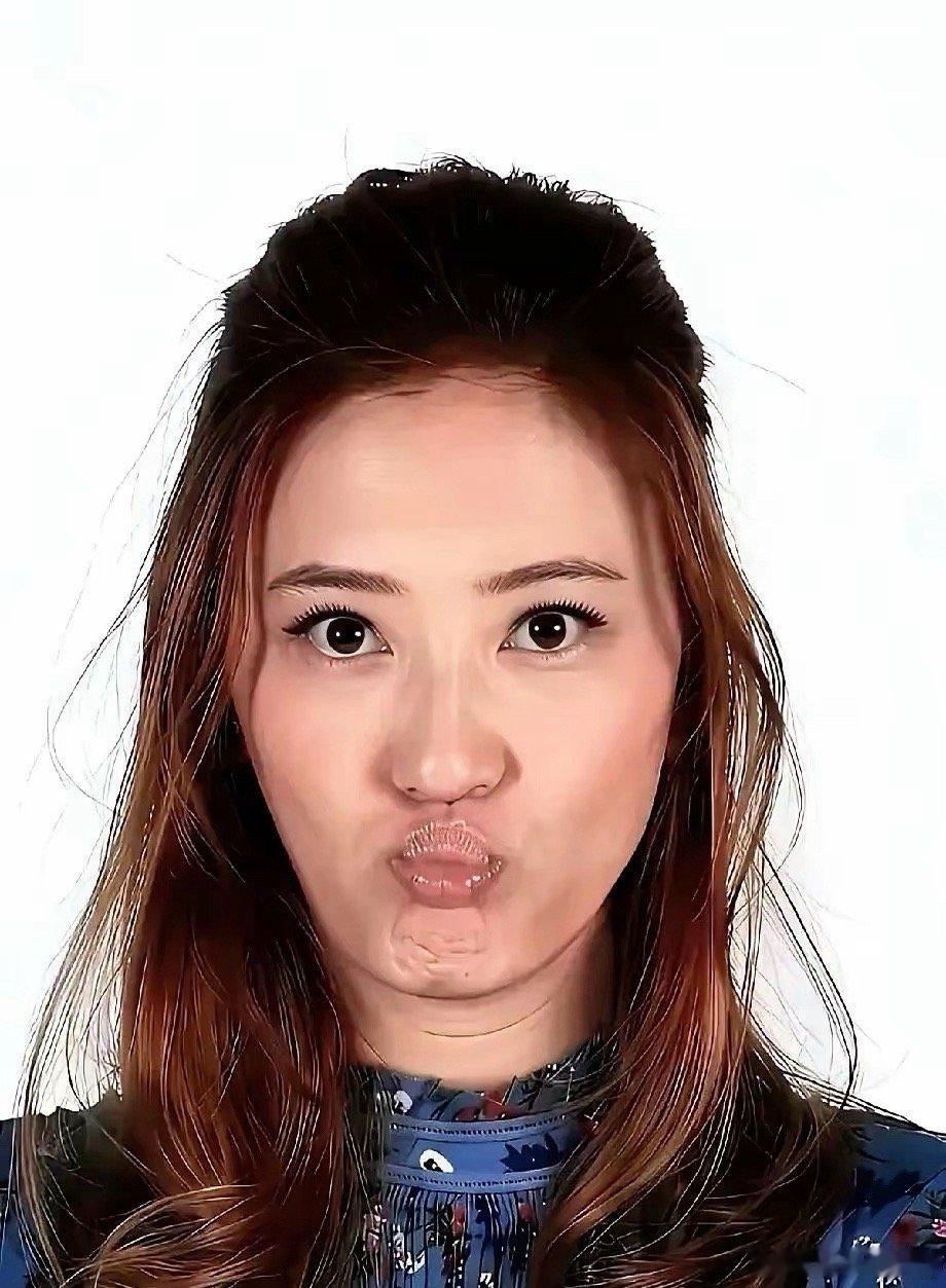 陈小春一家四口齐上春晚，改名也改得齐。陈小春变成了陈泰铨，应采儿改成了陈丁冉儿，