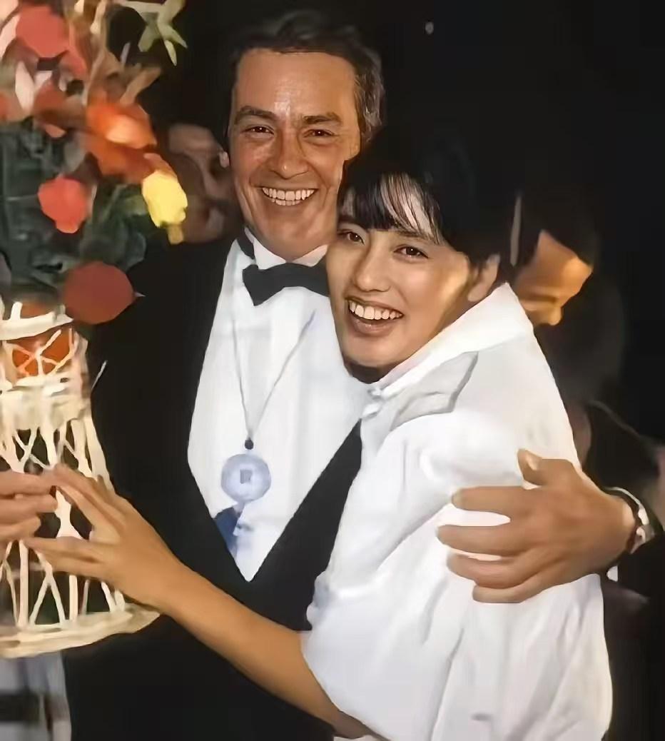 1987年12月，52岁的法国影星阿兰·德龙（《佐罗》扮演者）访华，在北京马克西