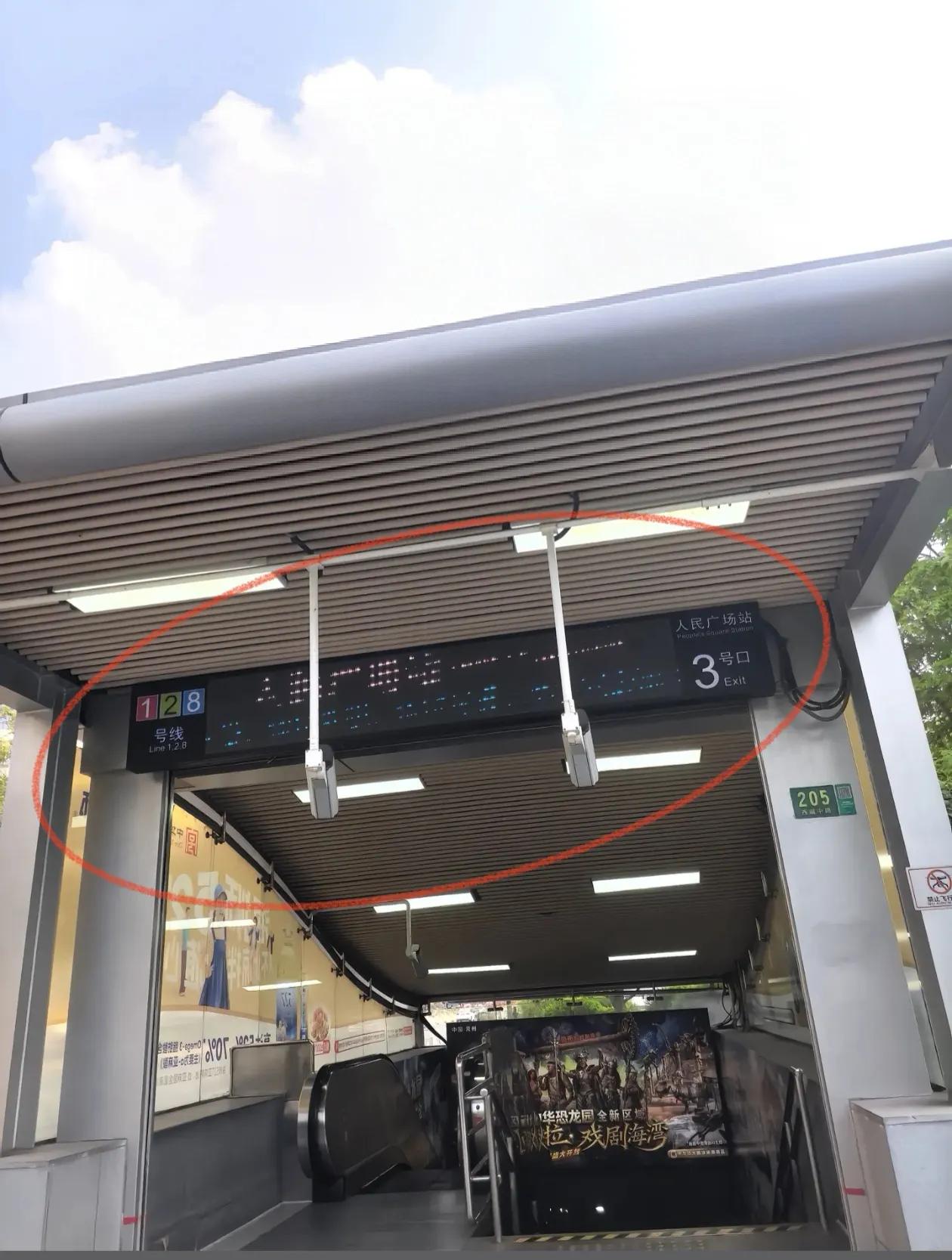 我的华为手机拍照怎么这样，拍地铁站的显示屏居然拍不清楚，谁知道的这是怎么了。你的