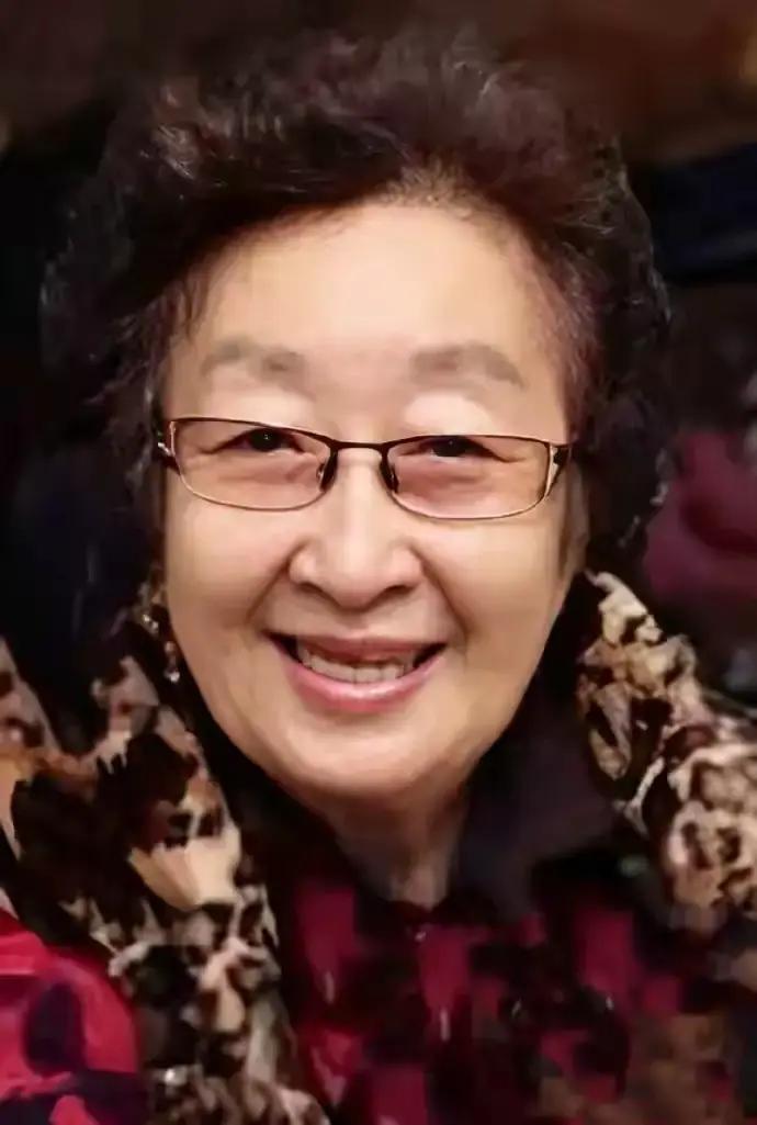 查了一下彭玉老师的晚年生活，
才知道与别的演员有所不同，
她的老年生活是这样度过