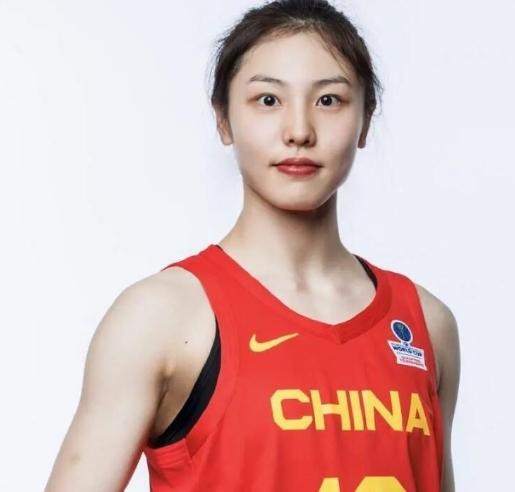 张茹世界杯生存指南：三招制霸攻防！

2026女篮世界杯，中国女篮“铁闸”张茹将