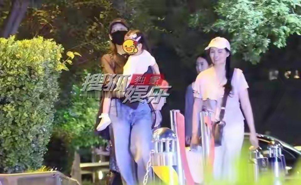 43岁王鸥和妈妈妹妹聚餐，全程自己抱娃，太宠！女儿扒身上很乖巧 
