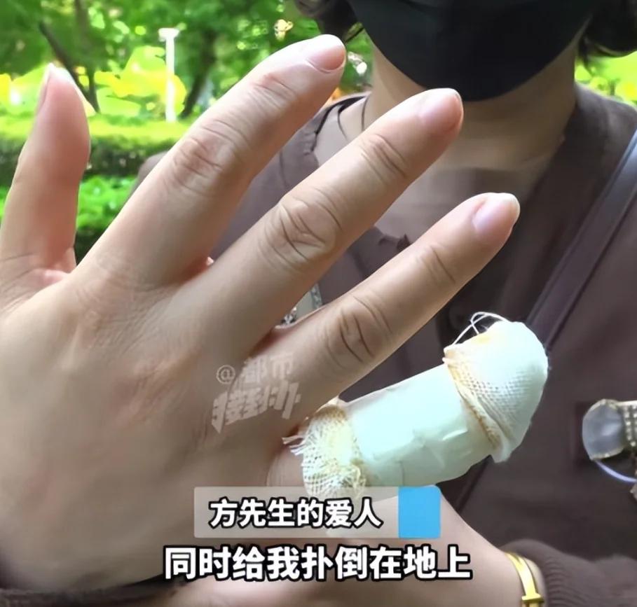 郑州。
老两口在小区遛弯。两只狗从绿化带窜出来，黑狗扑倒老太咬住小指满地血，老头