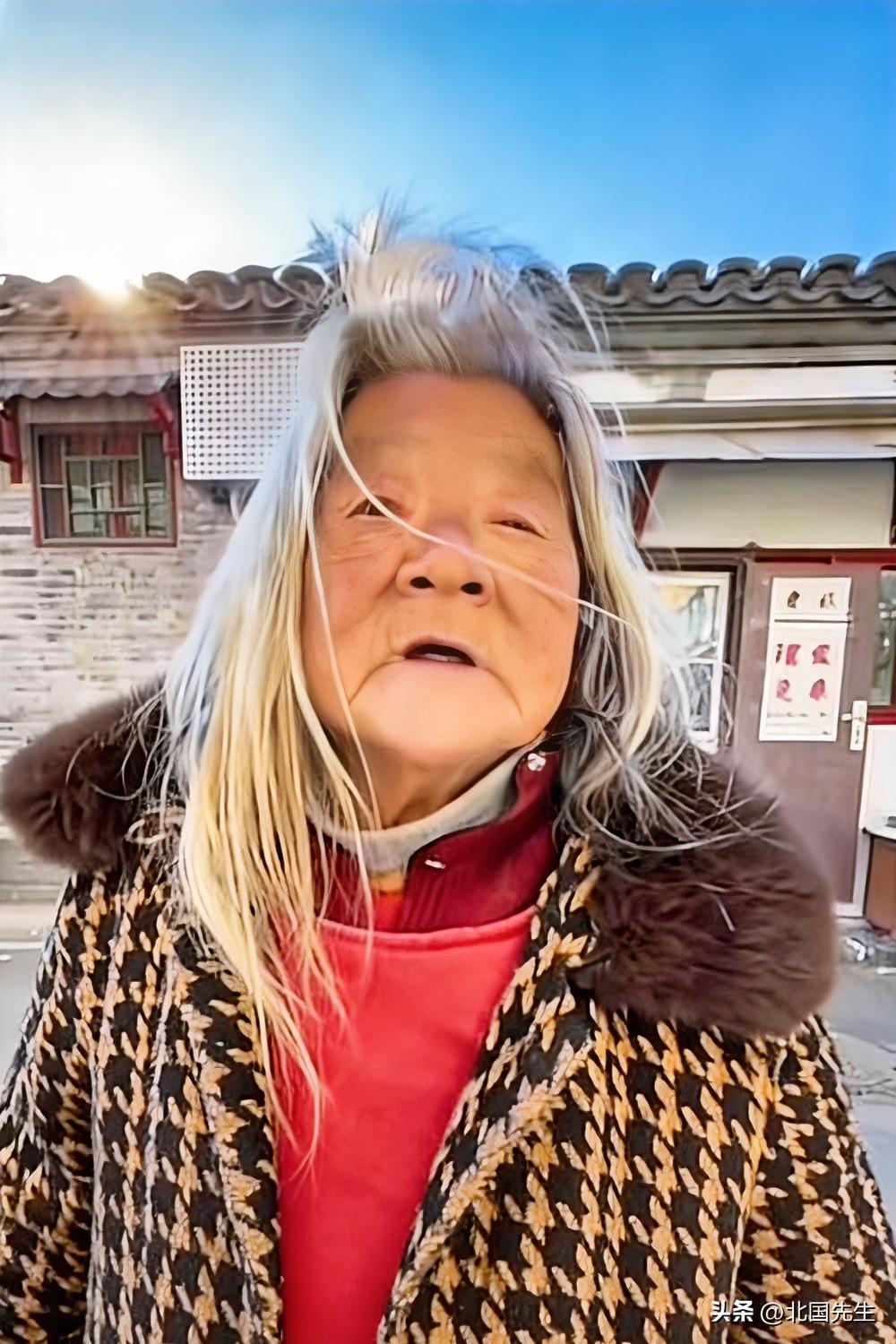 世人笑我太疯癫，我笑世人看不穿，
北京77岁老太太活出了人间清醒，

有人问她：