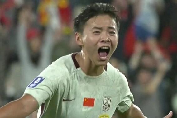 狭路相逢勇者胜！为中国姑娘点赞！时隔20年，中国女足2:1逆转朝鲜女足，小组赛三