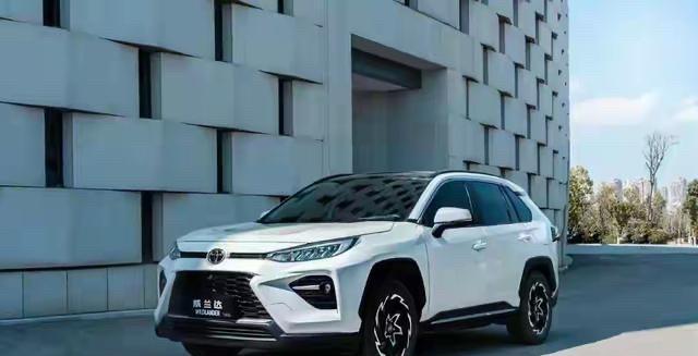 我是广汽丰田威兰达AIR版机盖内侧那张价格标签。
2026年2月25日，我被贴上