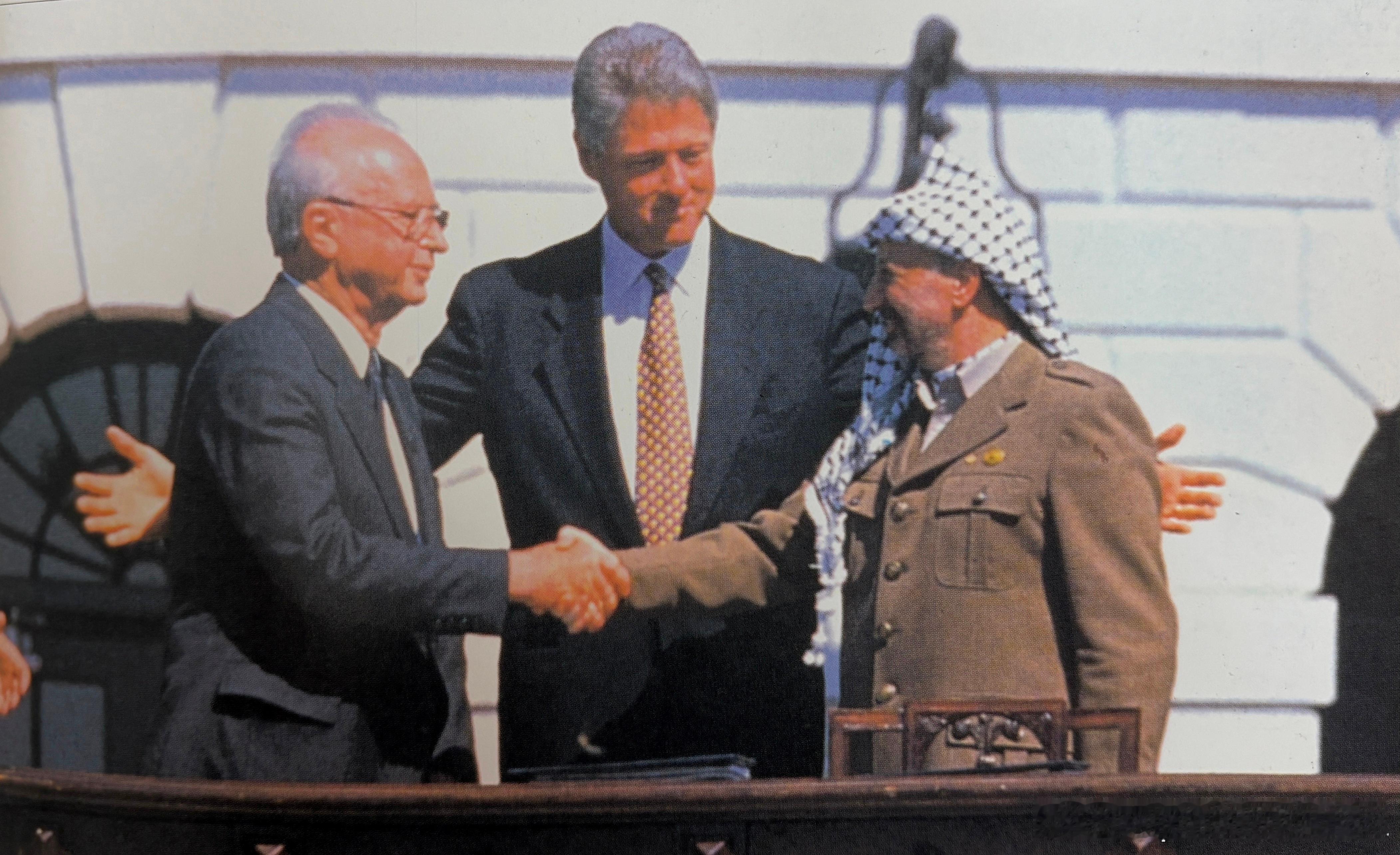 1993年9月在白宫草坪，以色列和巴勒斯坦签订了新的和平协议历史影像