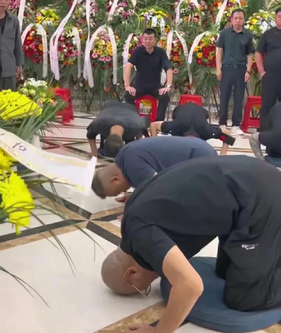 老汪在杨少华葬礼上悲恸喊话，感慨五十年的友情与约定。他称杨少华一生委屈，以相声养