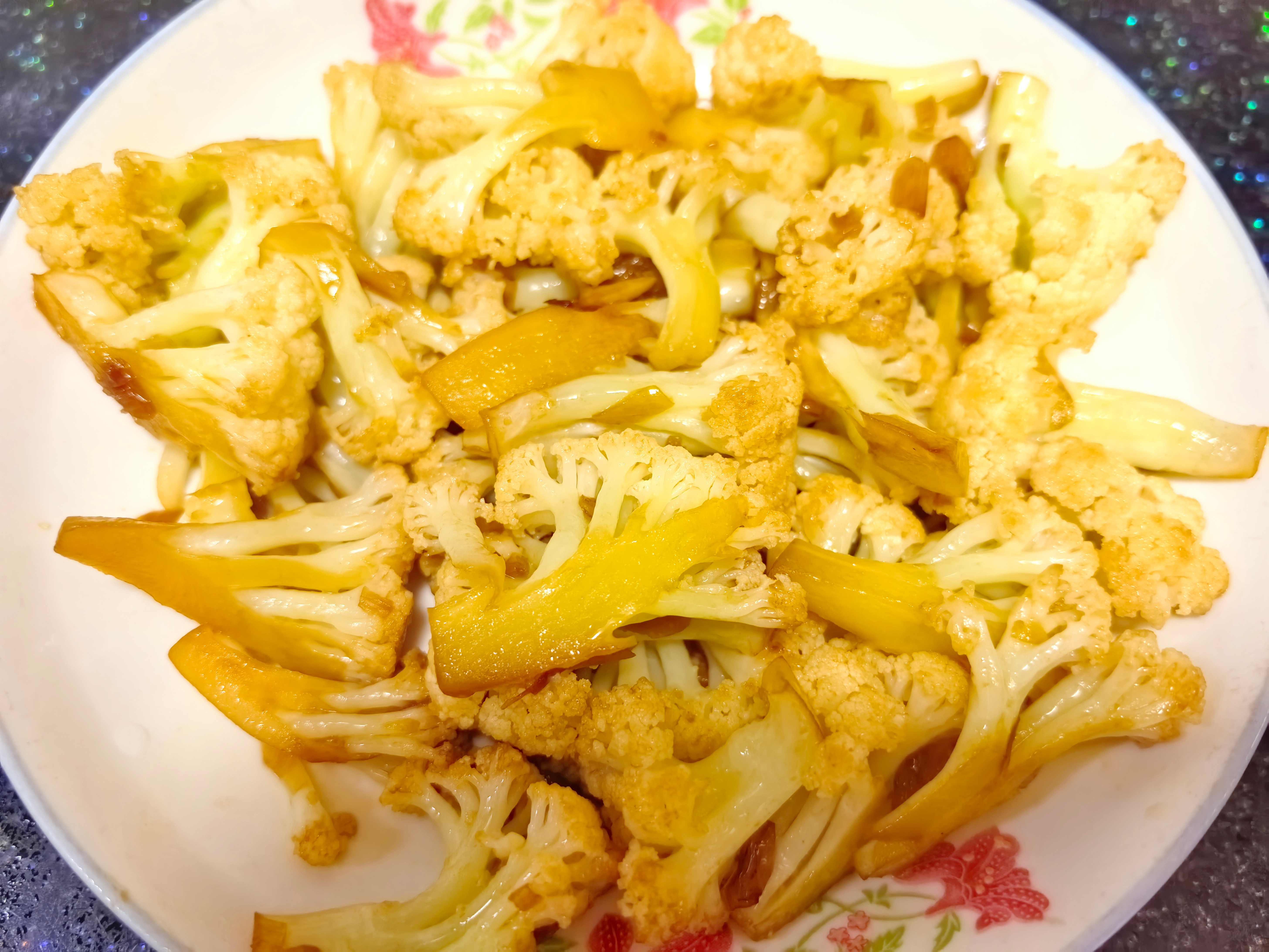 今晚的晚饭很是清淡了，肉吃多了就得清清肠胃，这西红柿鸡蛋汤整的有些清汤寡水了