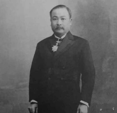 “课本之外的詹天佑！”1912年，詹天佑修铁路时月薪1000两银元，相当于现在的