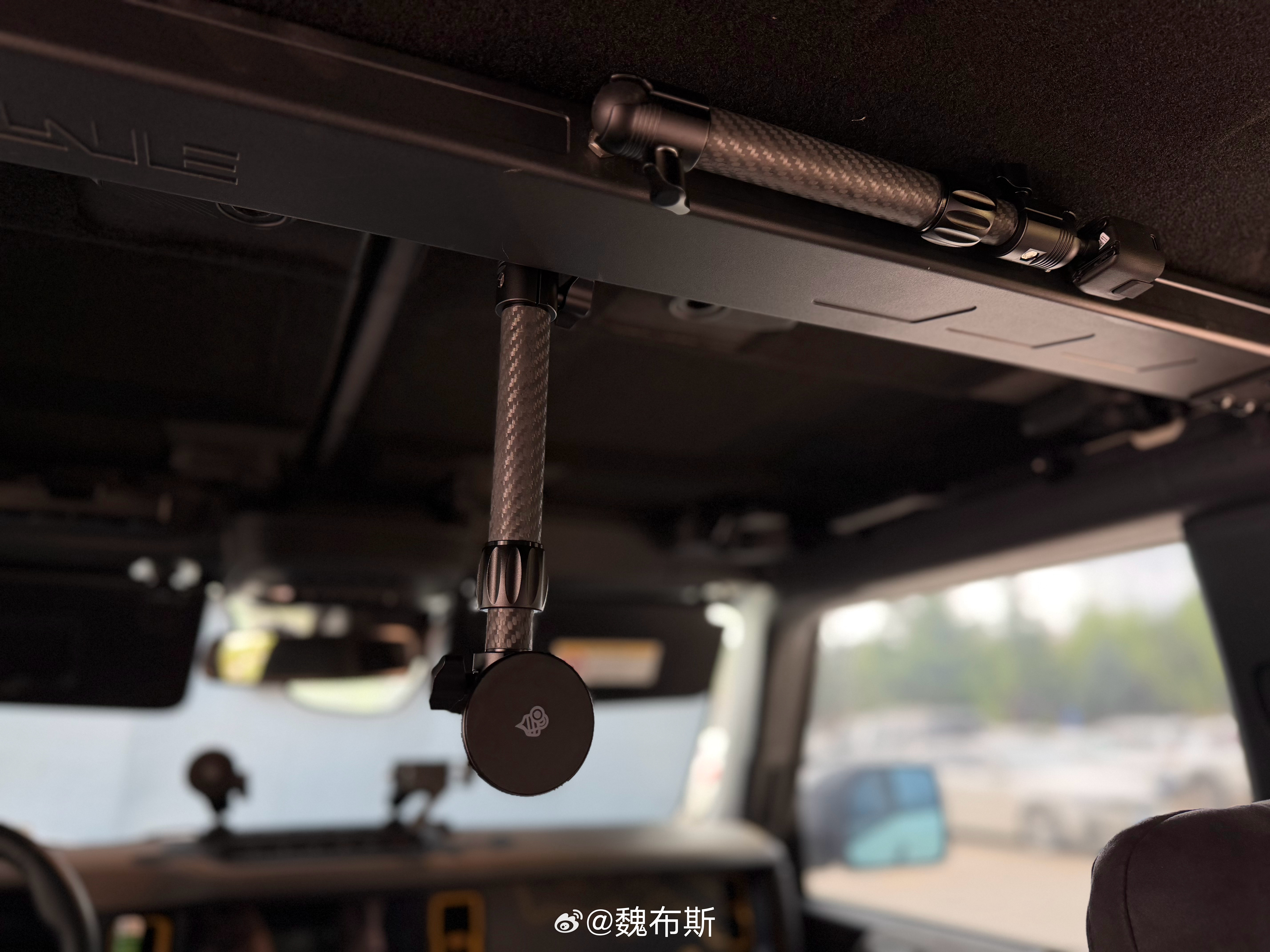 给我的烈马车里装了两个拍摄万向支架～烈马顶棚中间可以安装横梁，横梁上有多个 M8