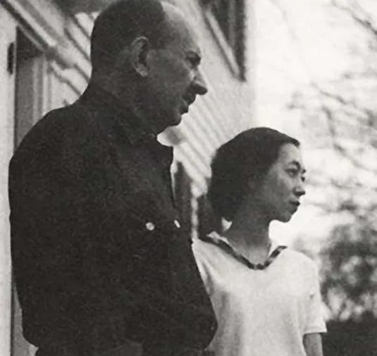 1956年，吃下堕胎药的张爱玲，在床上疼得直打滚。突然，孩子掉下来，她长舒一口气