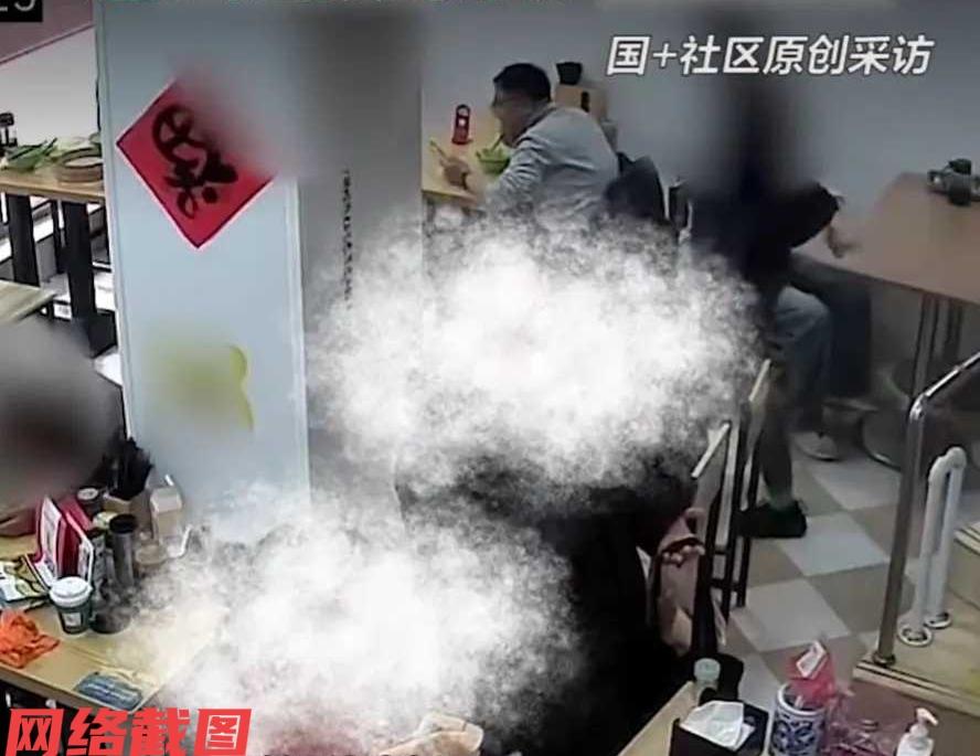 上海有一行七人走进一家小餐馆吃饭。

此刻餐馆老板还以为来了大生意，准备忙碌招待