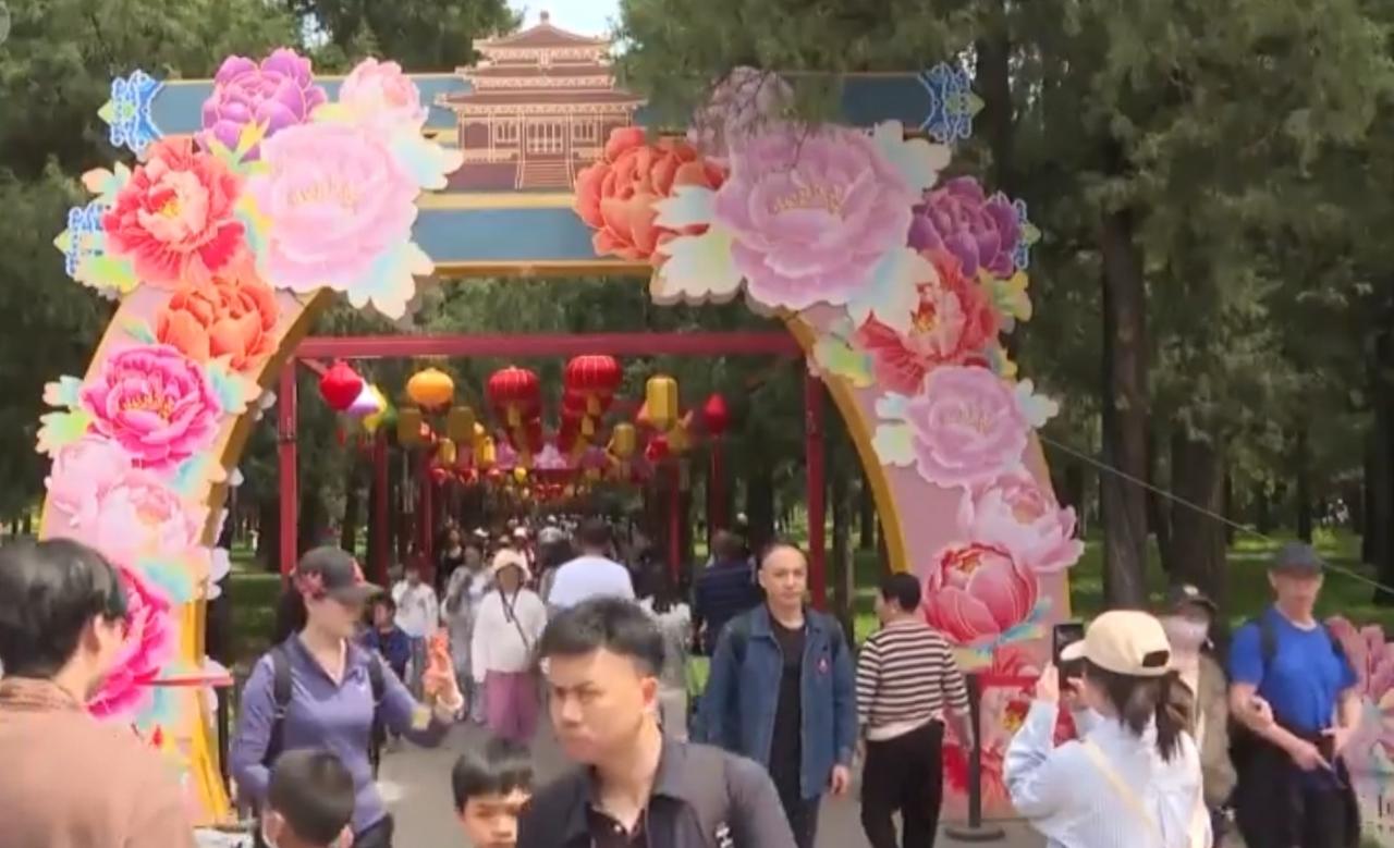 “五一”假期，全国城市公园游客超2.12亿人次，文旅市场持续升温。市民或打卡花海