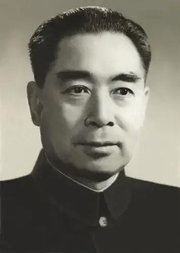 五十年，半个世纪，转瞬即逝
仿佛他音容宛在
依然深情凝视着这片土地
注视这里翻天