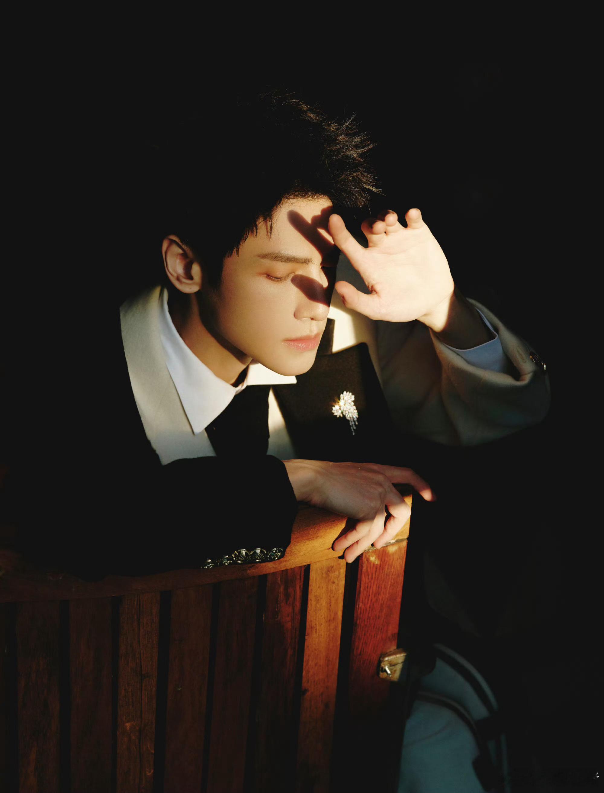 罗云熙今天微博视界大会出图～期待今天的红毯[憧憬] ​​​