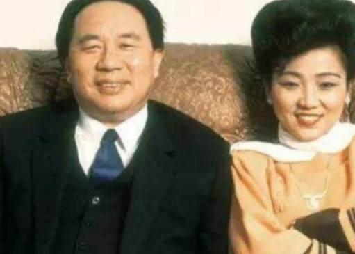 九十年代风光首富牟其中一朝落难，小姨子为探监谎称是妻子！

九十年代国内商界没人