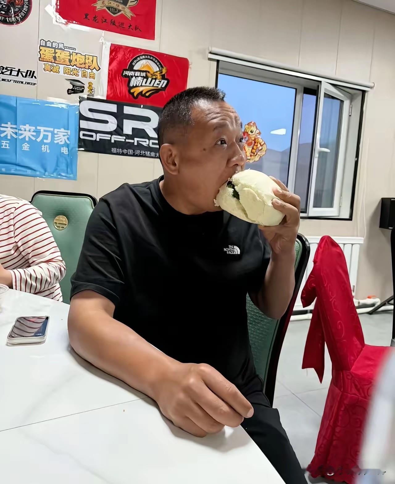 什么叫修养。这就是修养。
不是挥金如土，而是有钱了还懂体谅小人物的不易，多付是体