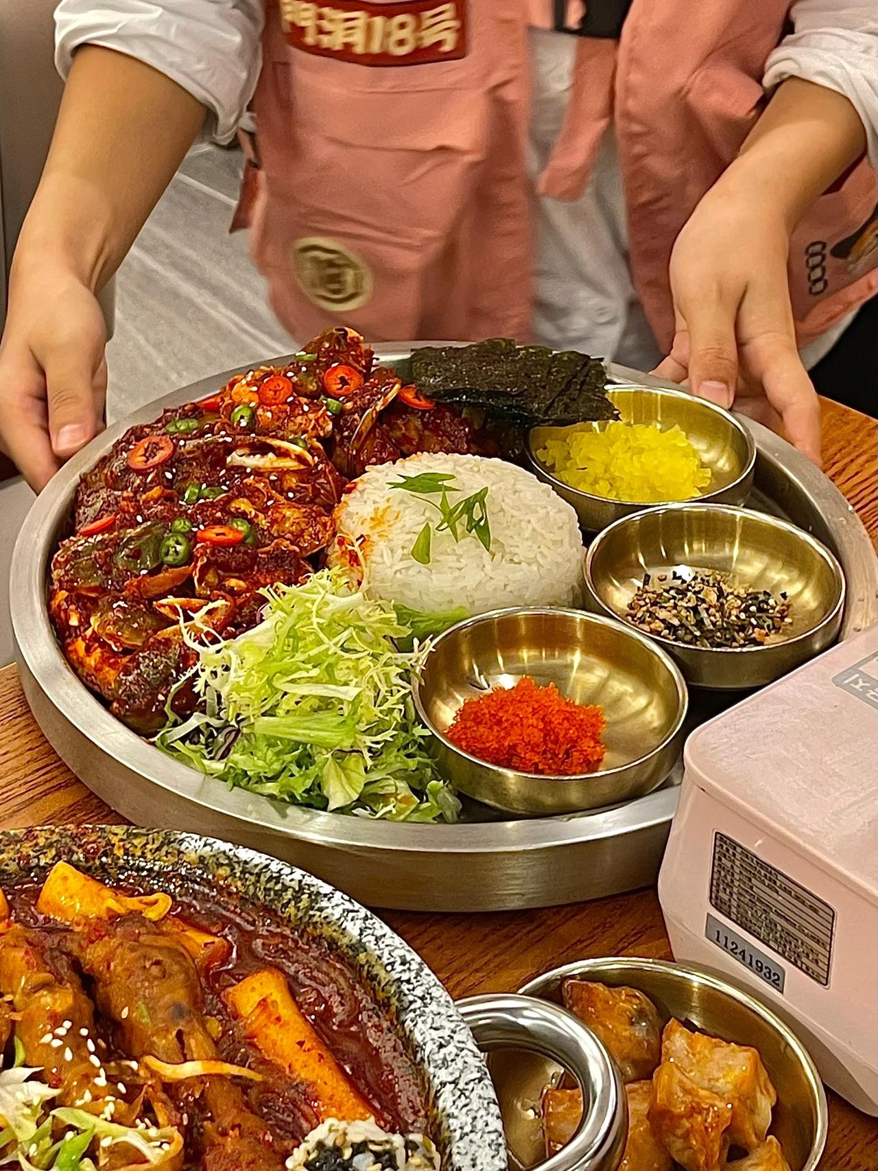 来广州一定要吃的酱蟹拌饭！！！好吃还不贵555

人均六七十！！
在广州有好几家