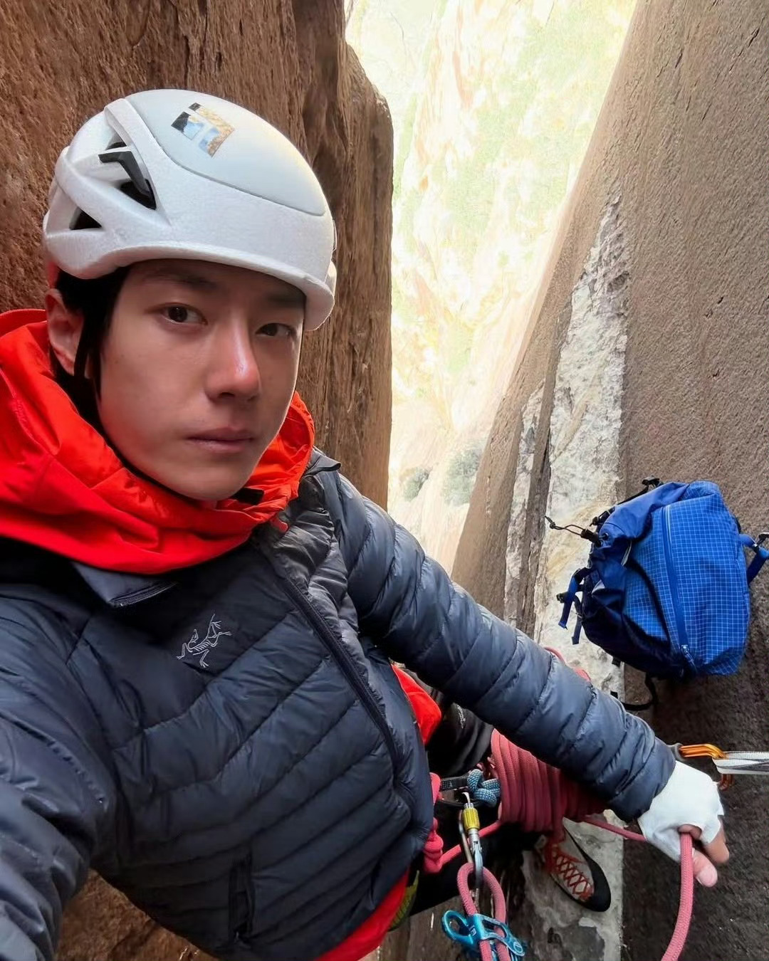 看王一博我都要精神分裂了前一秒在岩壁攀岩，下一秒在国际秀场再到下一秒回来参加全球