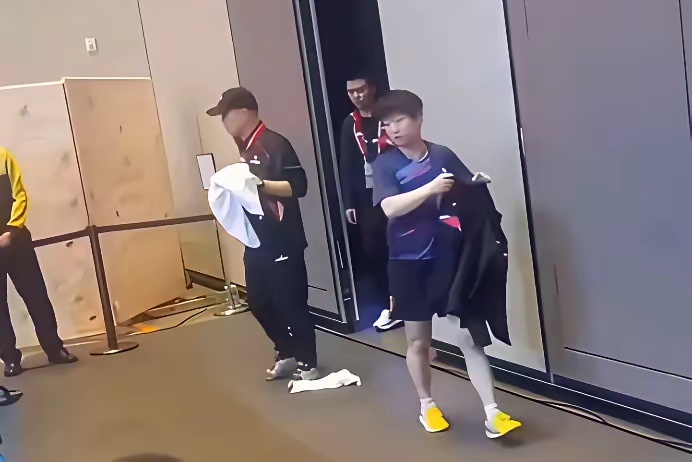 莎莎的小方毛巾掉地上了，莎莎头也没回就感应到了。她赶紧提醒继续往前走的小杨:掉了