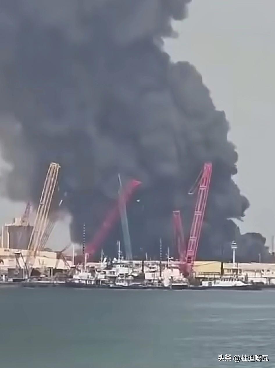 这是巴林美军第五舰队总部，现场已经升起了滚滚浓烟，伊朗宣布要打击周边美军基地真的