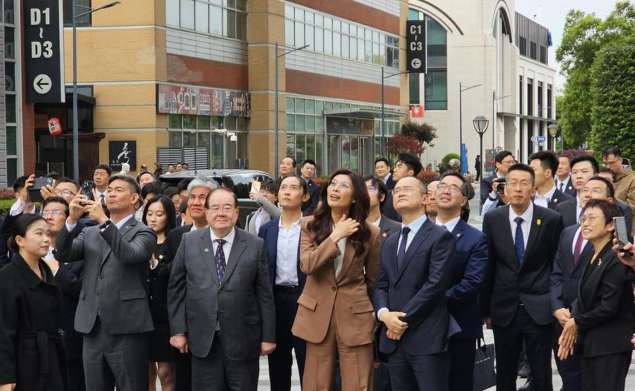 郑丽文上海行参观美团，体验用无人机点外卖，走时笑着说：想把美团带到台湾。

4月