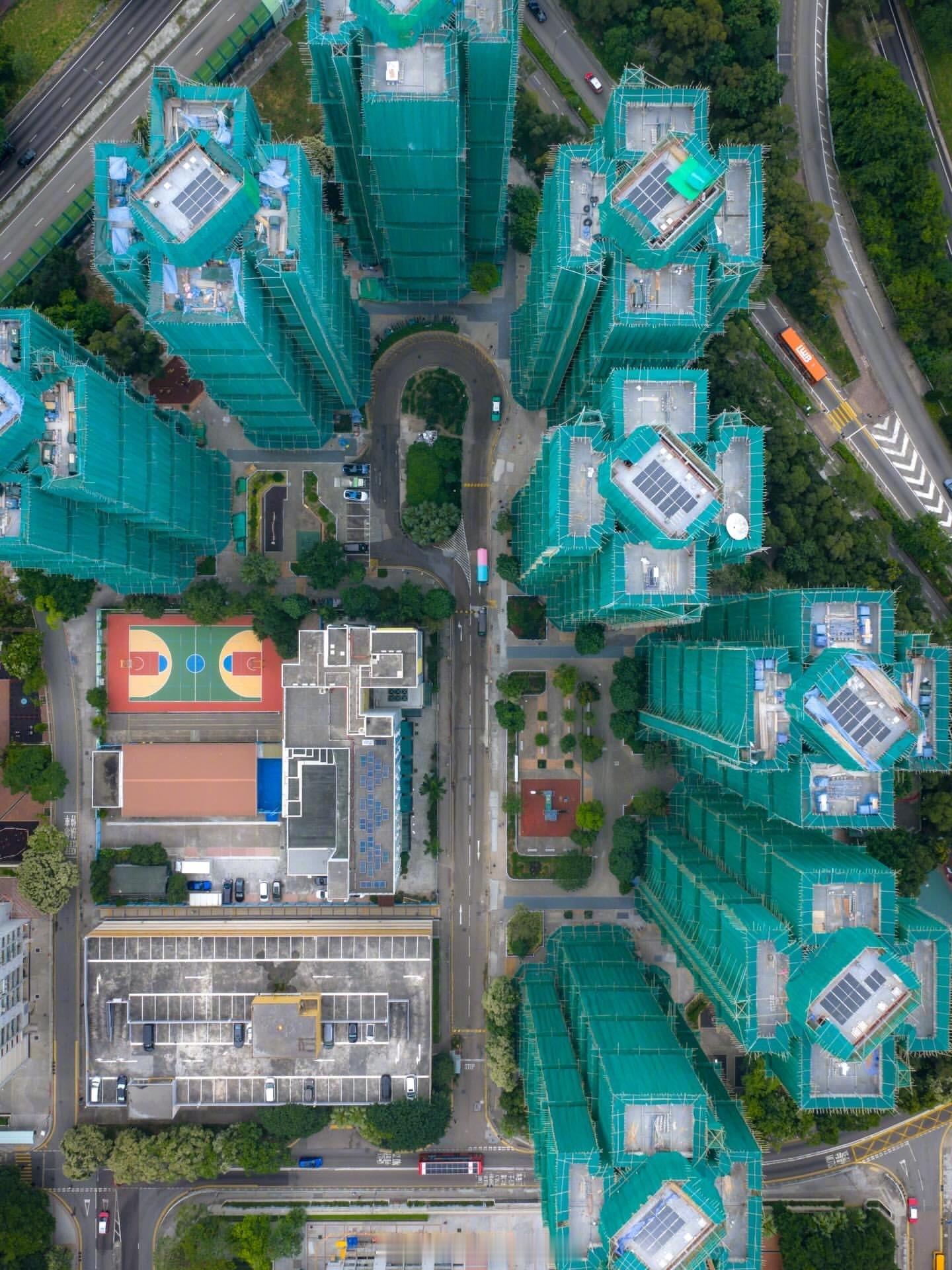 起火之前的宏福苑航拍图看看这个楼间距以及周边道路复杂度就知道为啥这火难扑了……这