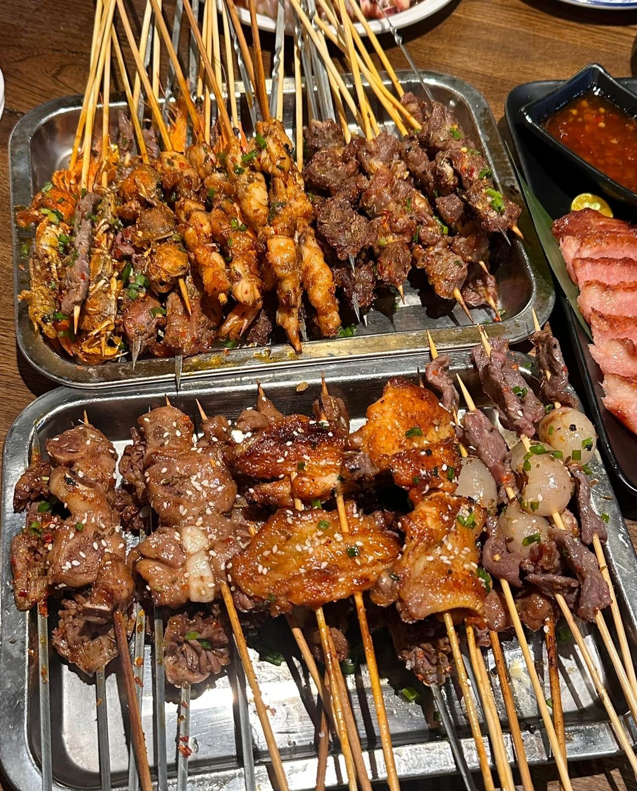 孩子是亲生的，别常吃烧烤！很多人以为烧烤的坑是食材不新鲜，其实真正的风险藏在高温