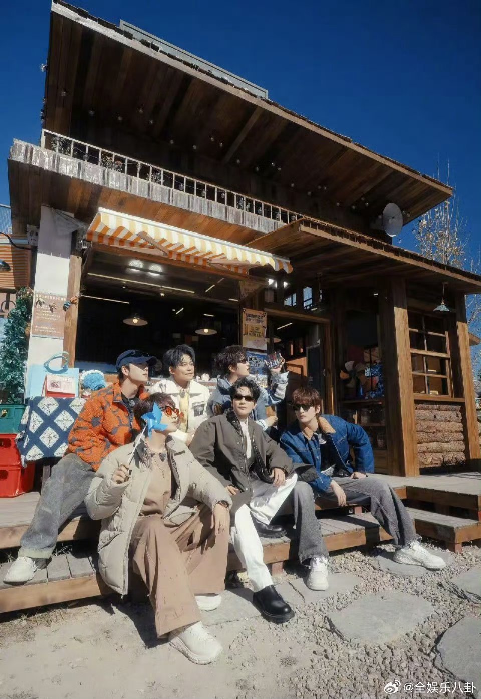 无需华丽的词藻，陪伴就是最好的诗稿。献给独一无二的《快乐老友记》。三行诗写给快乐