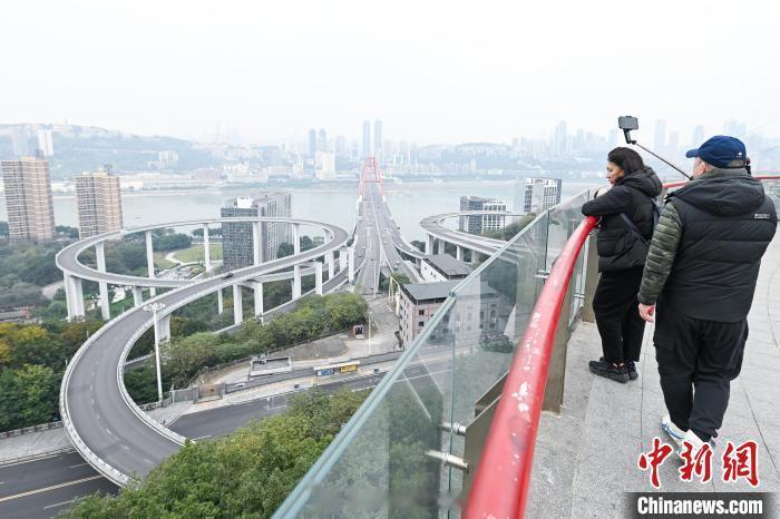 #重庆城市阳台既是景观又能观景#重庆铜元之光“城市阳台”位于重庆市南岸区海铜路与
