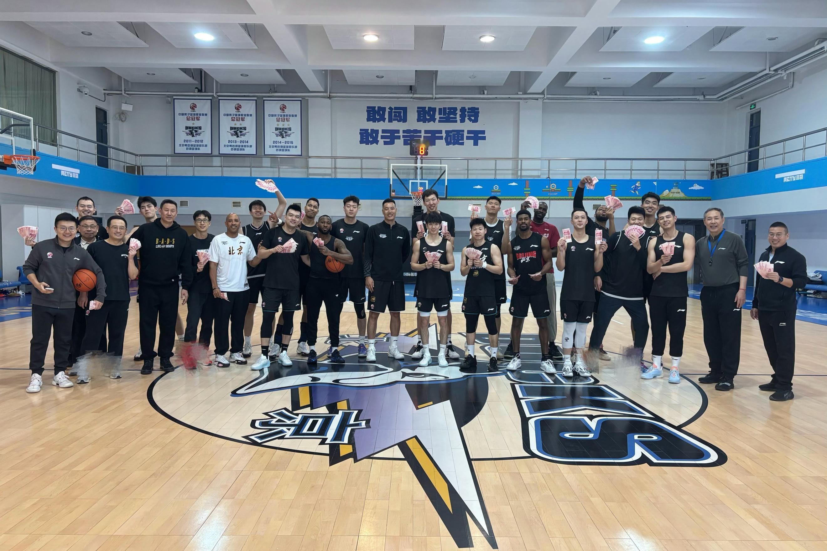 北京队小将孙亚辉发了球队的大合照，队长翟晓川给大家发了开工🧧，周琦也归队，麦基