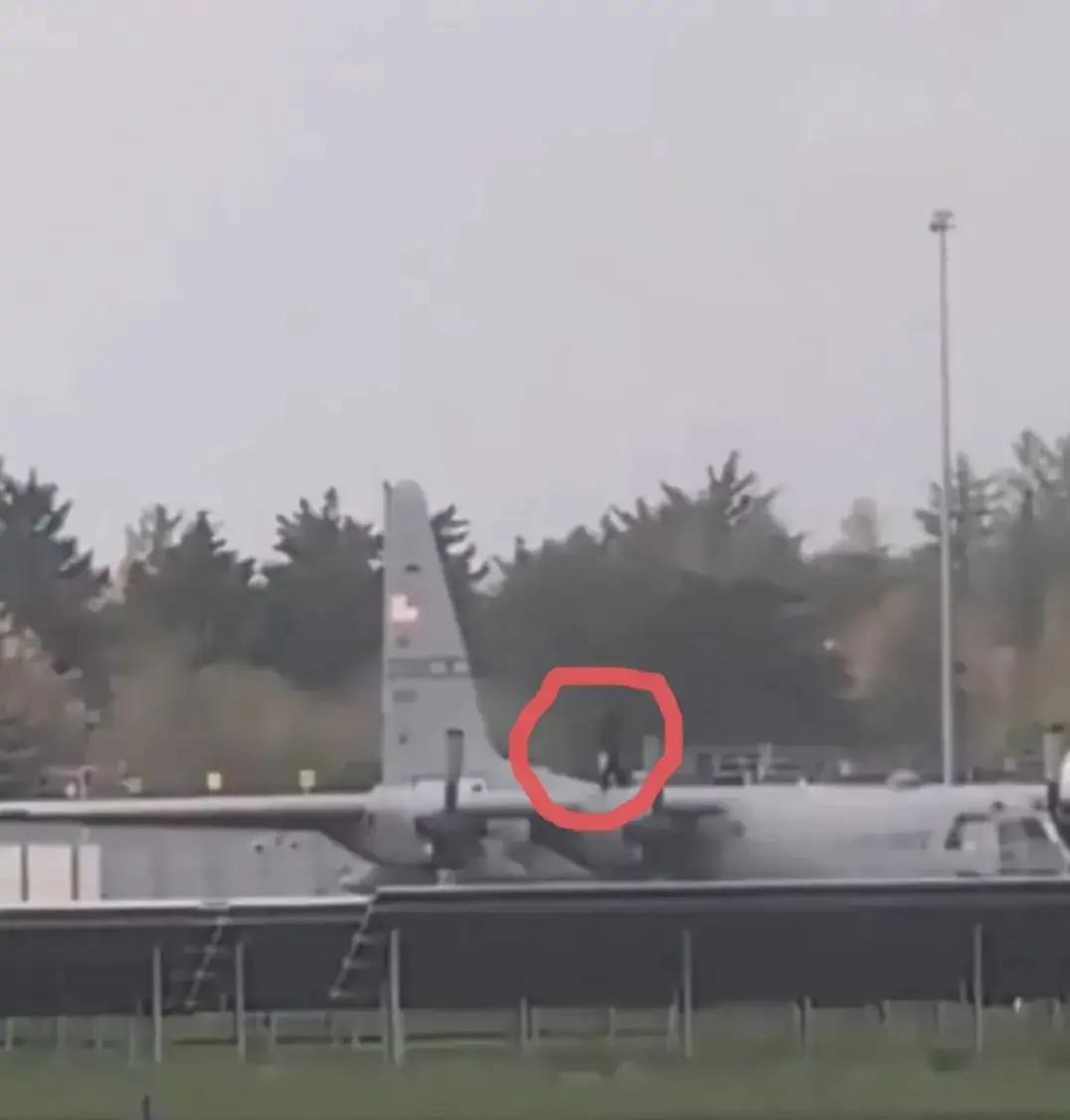 一把斧头砸烂了价值7500万美元的美国军机，美国霸权的遮羞布被撕得粉碎。

今年