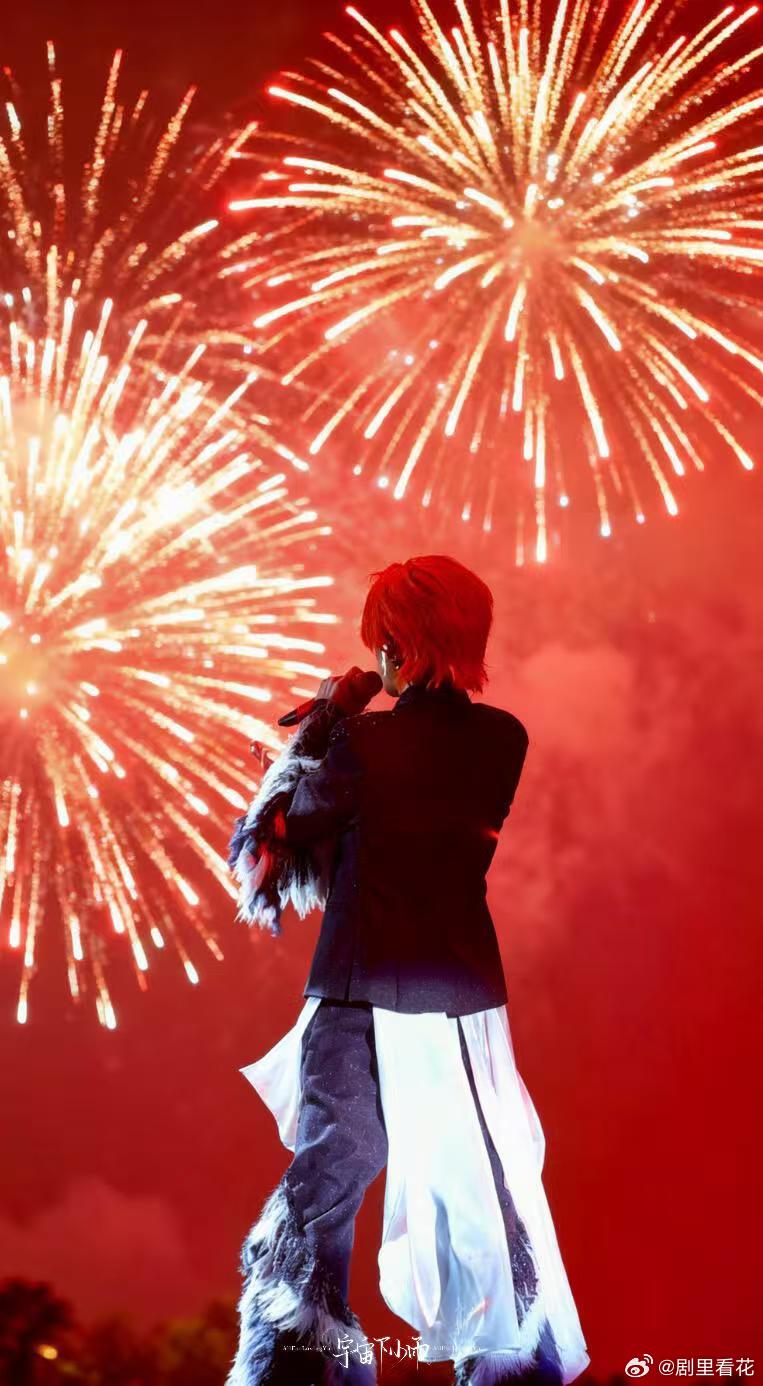 华晨宇新舞美几何美学世界从设计到呈现都极具质感，几何美学贯穿整体舞台，结合抚仙湖