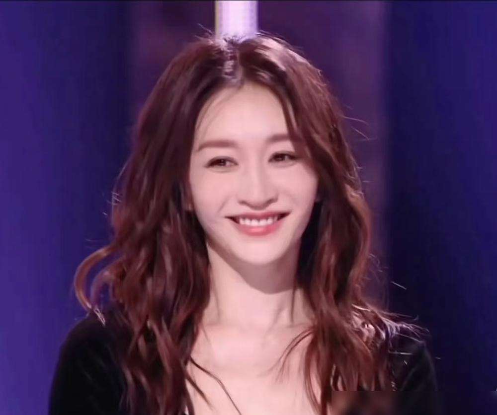 搞错了。李小冉快50岁的状态，根本不是靠保养，是靠交换。
你以为那是松弛感？我