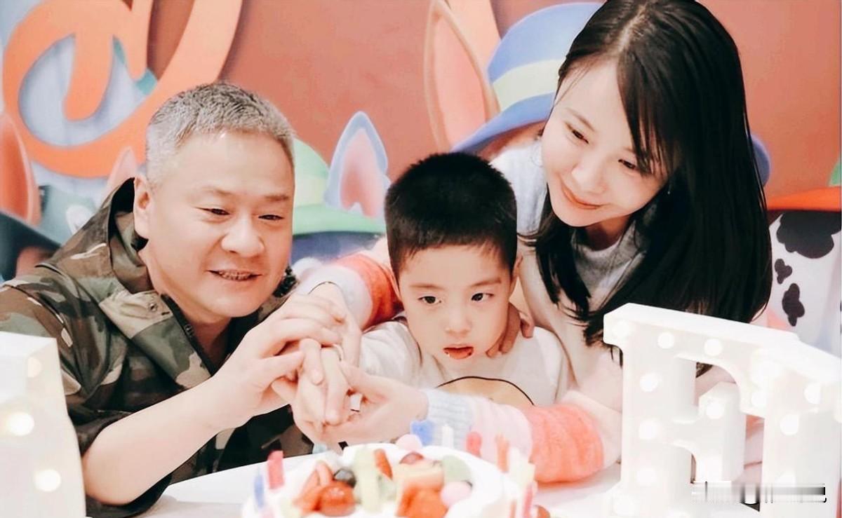 她曾从火场里背出丈夫，六年后，丈夫让她“净身出户”。
2005年片场起火，陈实冲