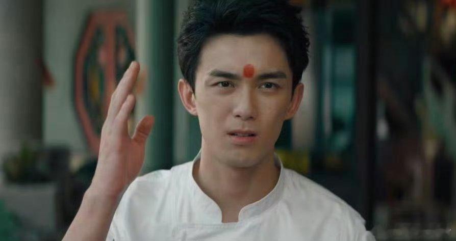 吴磊小哪吒长大了 吴磊新角色眉间点红点，梦回小哪吒满是成长感，演白央开凶宅甜品店